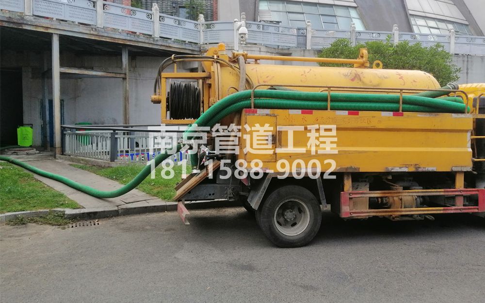 277回龙桥商场隔油池吸污